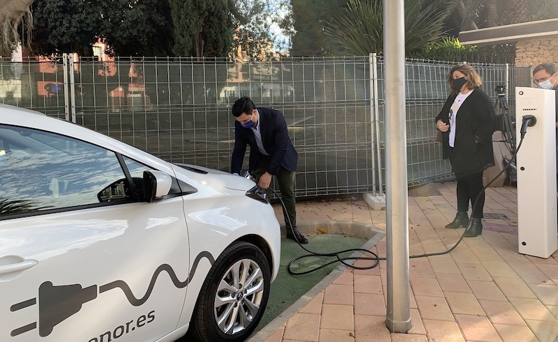 El alcalde, José Miguel Luengo, prueba el nuevo punto de recarga de coches eléctricos