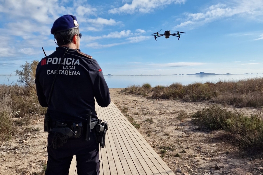 Un policía local de Cartagena controla un dron de rastreo y vigilancia
