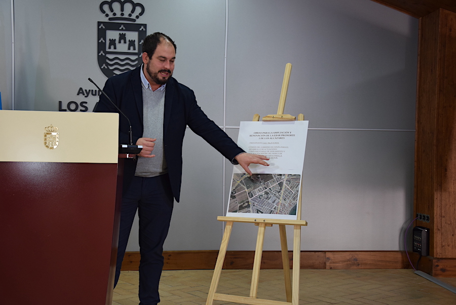El alcalde de Los Alcázares, Mario Pérez, señala el área de las obras