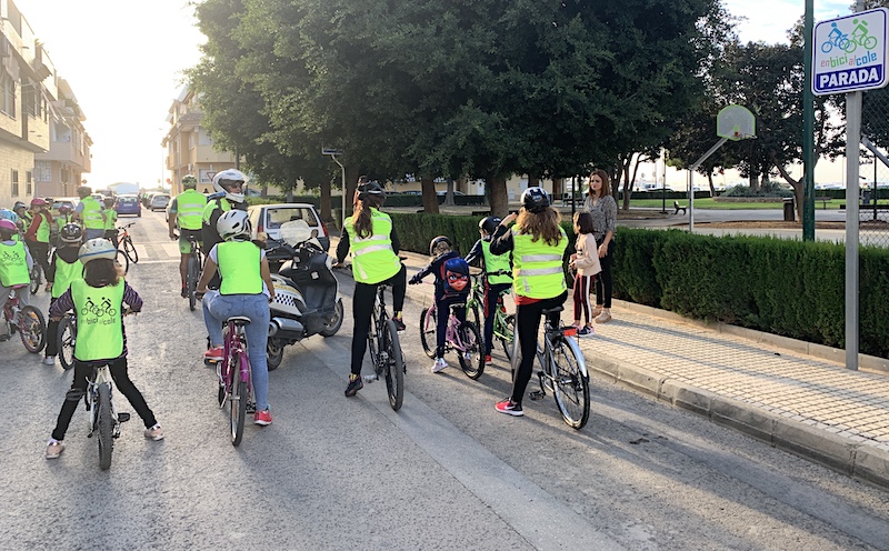 Grupo de ciclistas escolares en Pilar de la Horadada