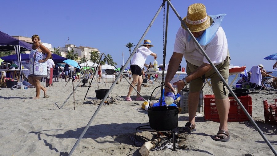 Un vecino elabora un caldero en la playa de Los Alcázares