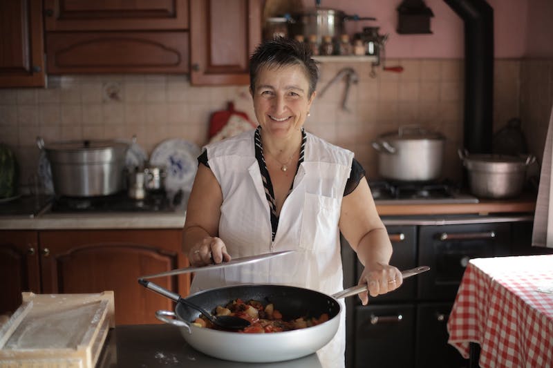 Una mujer cocina una receta familiar