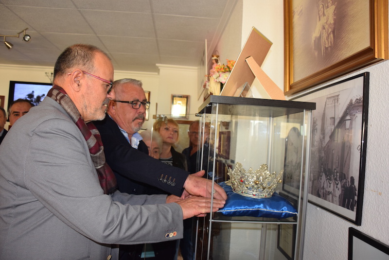 El patrón mayor de los pescadores de San Pedro del Pinatar coloca la corona de la Virgen del Carmen en el Museo del Mar