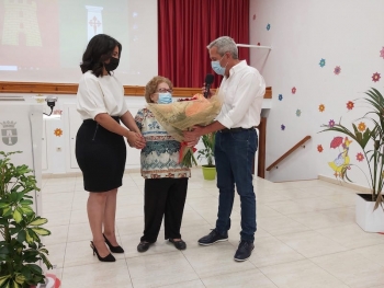 Carmen Samper recibe el homenaje del alcalde de Pilar de la Horadada