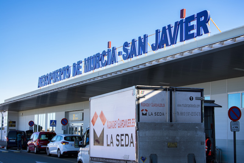 Un camión de mudanzas desmantela el aeropuerto de San Javier en enero de 2019