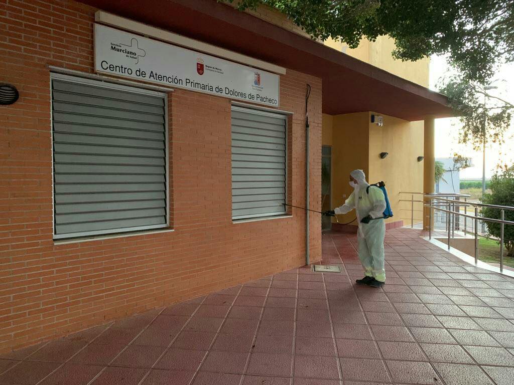 Tareas de desinfección en el centro médico de Dolores de Pacheco