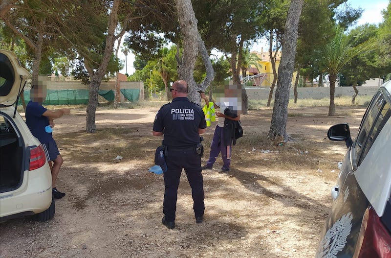 Un policía de San Pedro del Pinatar sorprende a dos ciudadanos sin mascarilla 