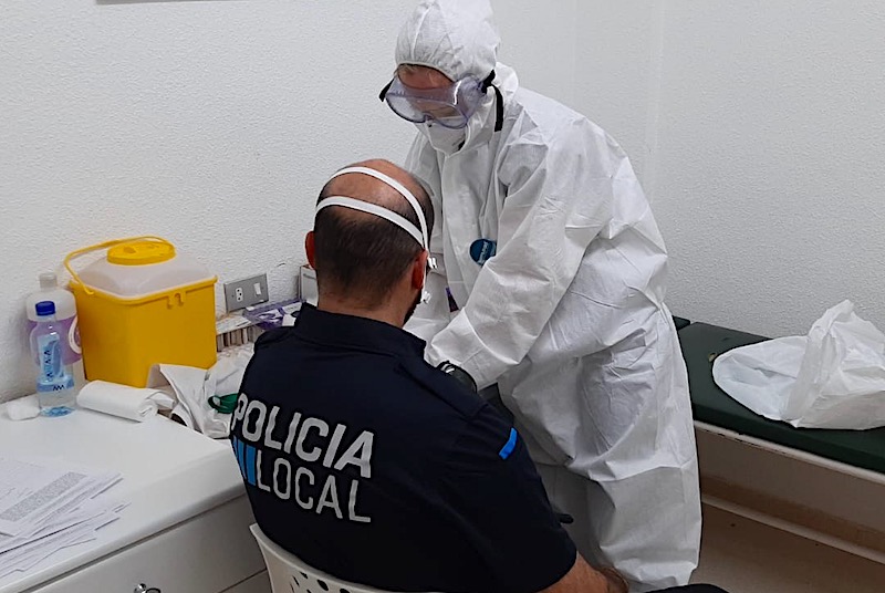 Un Policía local de San Javier se somete al test de detección del coronavirus