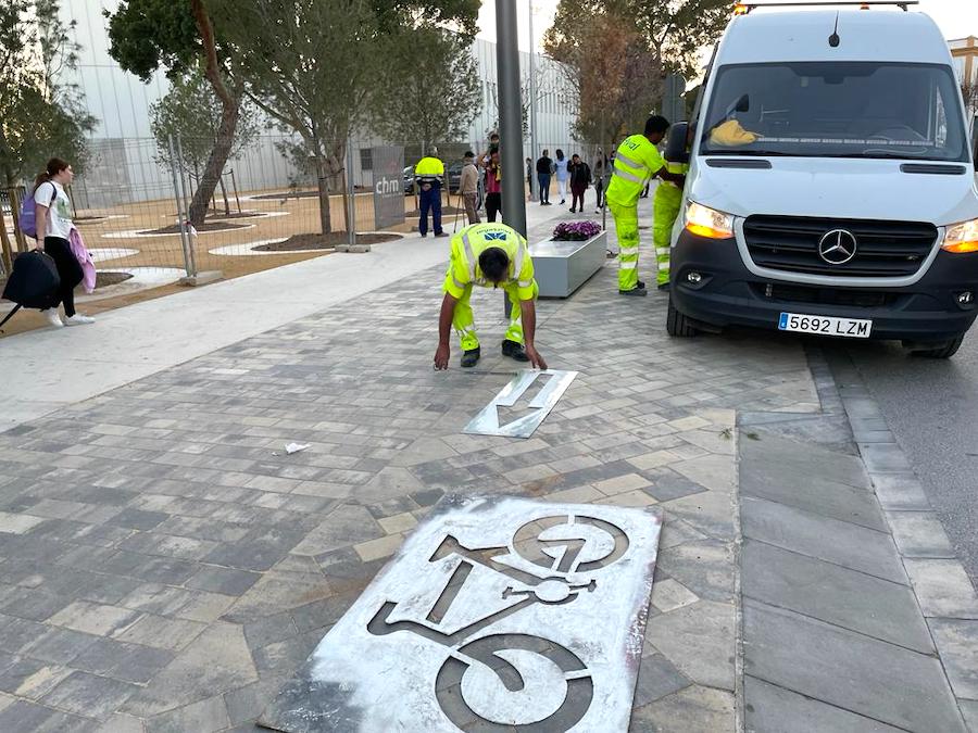 Operarios de San Javier pintan las señalizaciones del carril bici