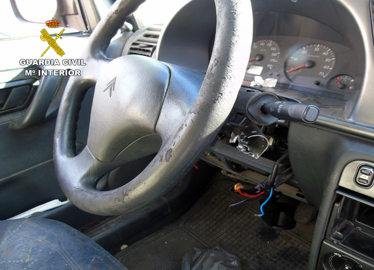 El coche robado localizado por la Guardia Civil en La Manga