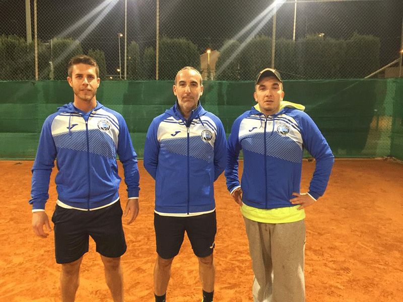 El equipo del Club Tenis San Javier se impuso al AVA T.A. Calasparra por cuatro a tres en el encuentro disputado el pasado sábado. Los partidos correspondientes a la Fase Regular de la ´Liga Interclubes´, que organiza la Federación de Tenis de la Región de Murcia, se celebraron en las pistas del PDM San Javier.