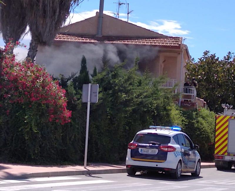 El humo sale de la vivienda de la avenida Academia General del Aire de La Ribera