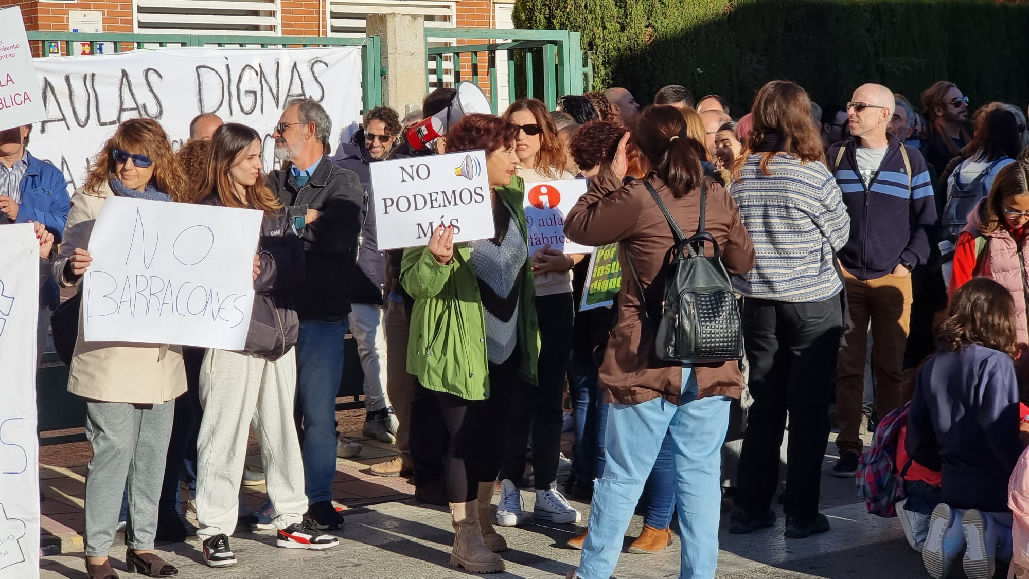Protesta de profesores y padres en el IES Menárguez Costa