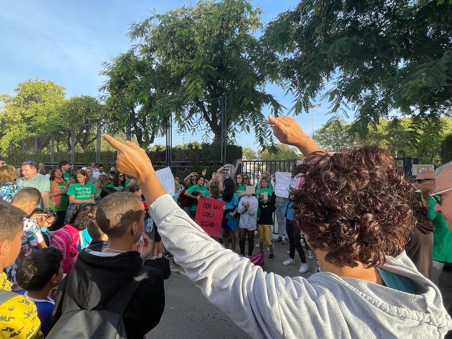 Protesta de profesores, padres y alumnos en el Bienvenido Conejero de Los Alcázares