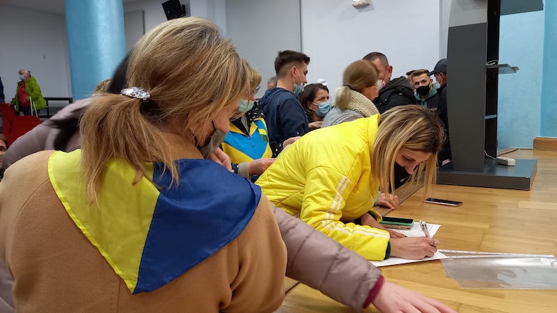 Vecinos de Los Alcázares firman contra la guerra de Ucrania