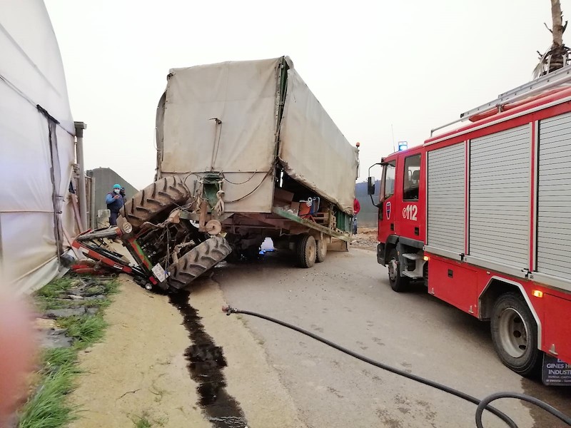 El tractor volcado en el accidente de El Mirador