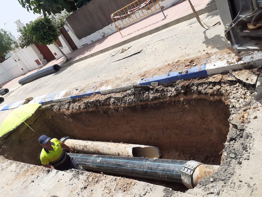Trabajos de reparación de la red de agua potable en La Ribera