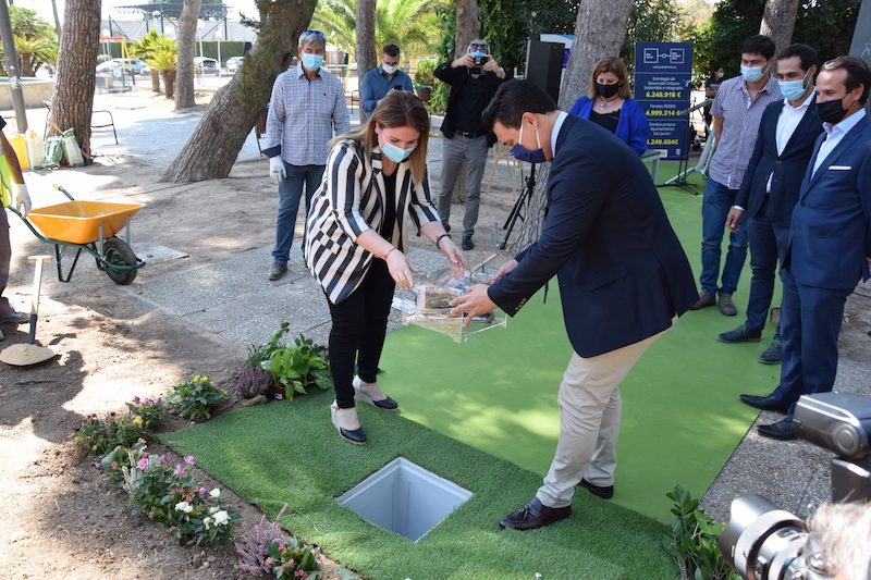 El alcalde, José Miguel Luengo, coloca la primera piedra del parque Almansa