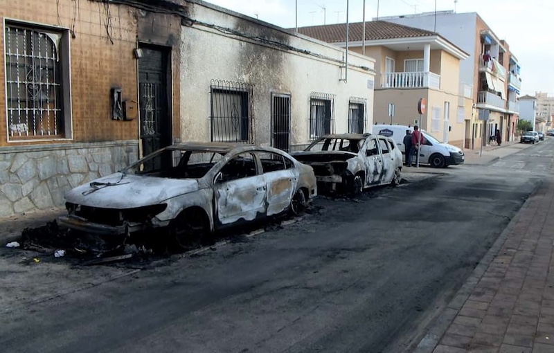 Estado de los coches y la vivienda tras el incendio en Torre Pacheco