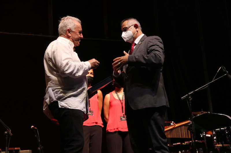 Víctor Manuel recibe un recuerdo de manos del alcalde de La Unión