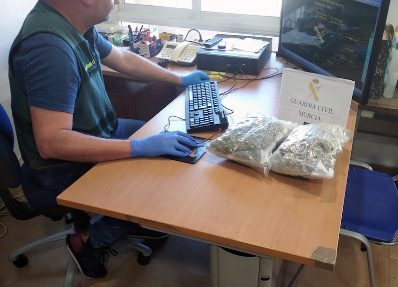 Dos paquetes de marihuana envasados al vacío que requisó la Guardia Civil