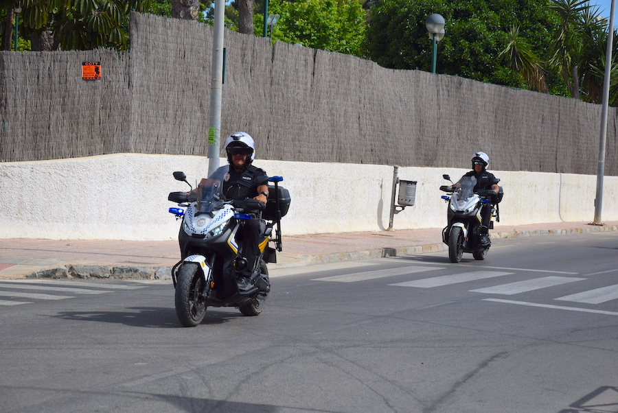 Dos agentes de la Policía local de San Javier en moto por La Ribera