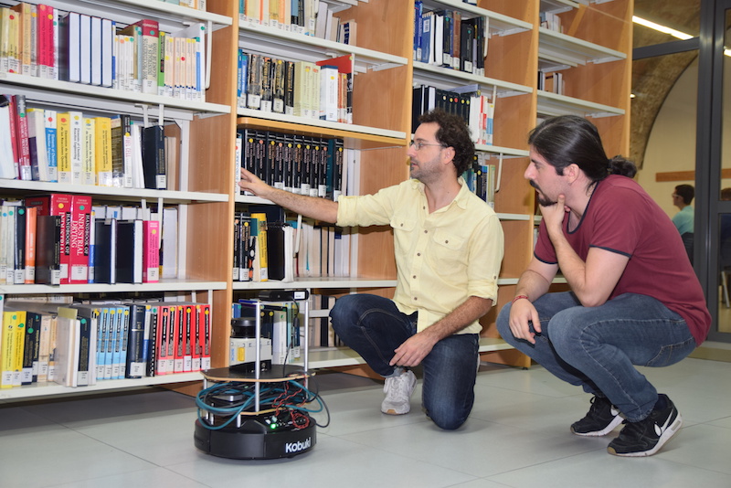 El robot-bibliotecario localiza un libro de entre todos los entantes