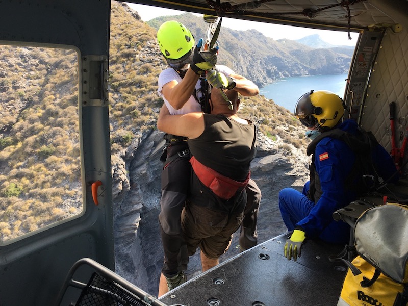 Rescate en helicóptero de una personas en el Monte de las Cenizas