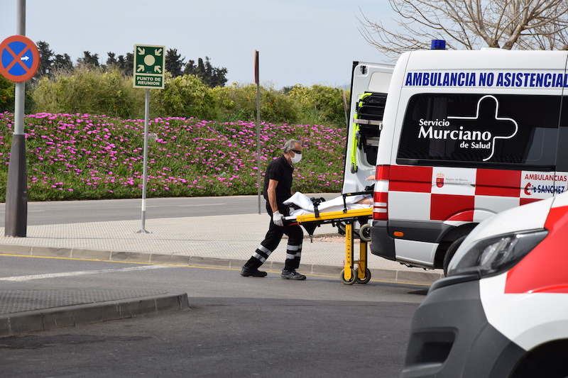 Ambulancia en la puerta de Urgencias del hospital Los Arcos