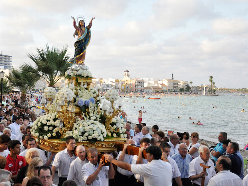 La procesión de la Virgen de la Asunción en la costa alcazareña