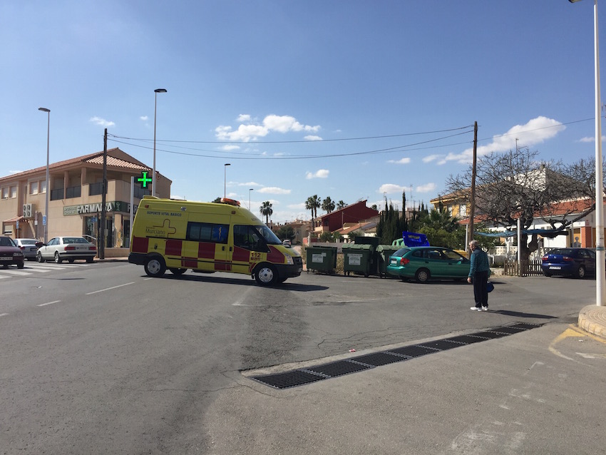 Ambulancia de San Pedro del Pinatar saliendo de su base en el centro de salud