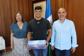 El palista Lázaro López de Haro fue recibido por la alcaldesa