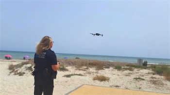 Una agente utiliza el dron en una playa de San Pedro del Pinatar