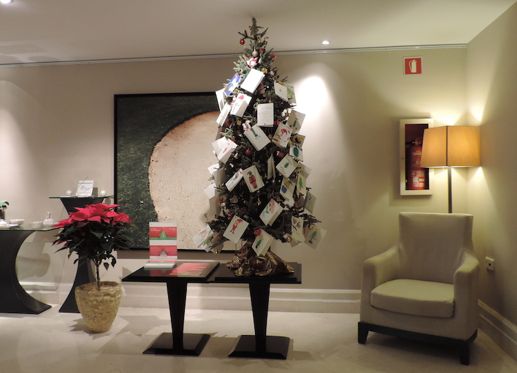 Árbol de Navidad y niños