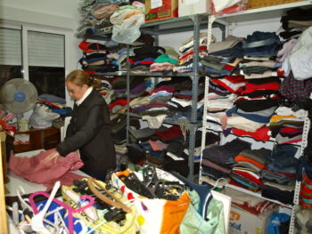 Tienda de ropa solidaria en Santiago de la Ribera