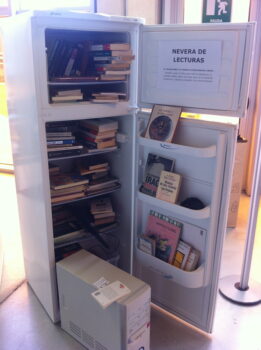 Nevera llena de libros