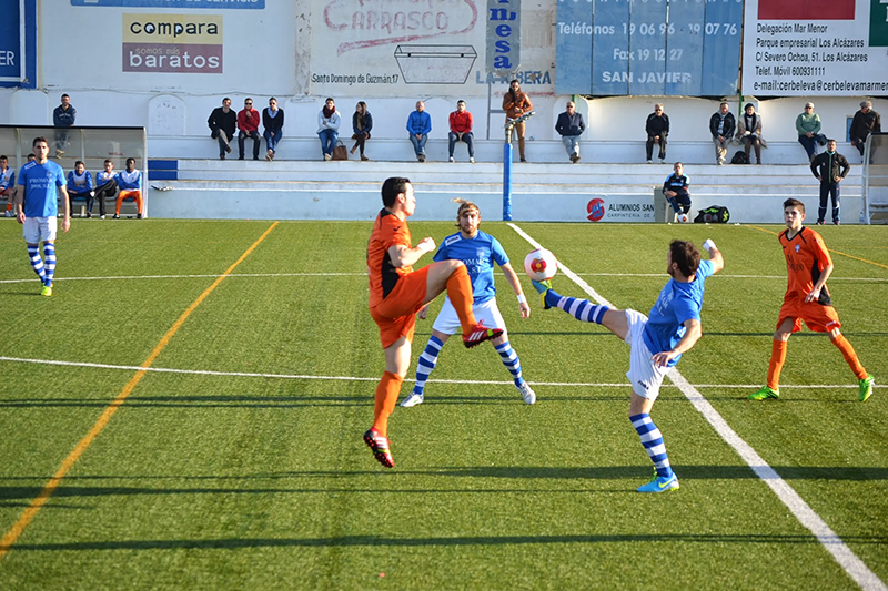 El Plus Ultra empata con el Mar Menor con dos jugadores menos