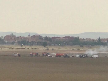 Escenario del accidente nada más estrellarse el avión F-18 en Torrejón