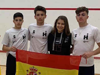El pinatarense Adrián Gracias, junto a sus compañeros de la Selección Nacional de squash sub 17