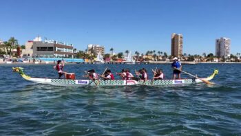 Una embarcación de dragon boat en la regata escolar en el Mar Menor