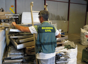 Un agente de la Guardia Civil inspecciona la maquinaria robada