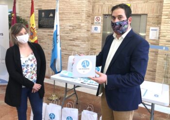 El alcalde de Los Alcázares, Mario Pérez Cervera, y la concejal de Turismo, María José Díaz Aragón