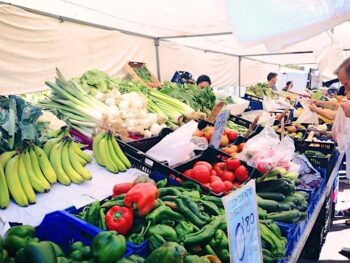 Puestos de vegetales en el mercadillo de Torre de la Horadada