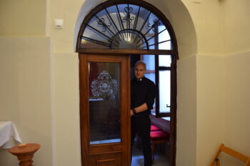 El párroco Pavel Knysz en la sacristía de la iglesia de San Pedro del Pinatar