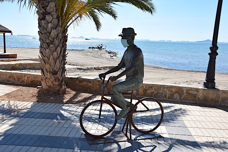 La escultura dedicada al actor Sazatornil, en Los Alcázares, con mascarilla