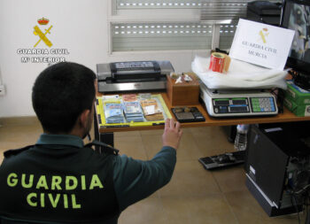 Dinero, dorga y material incautado en el registro de la vivienda de los detenidos por tráfico de drogas