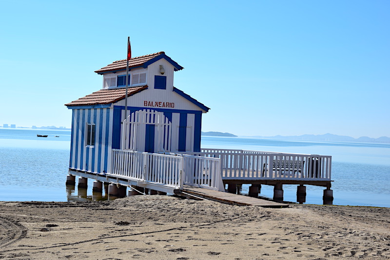 Balneario típico del Mar Menor en la playa de La Concha, de Los Alcázares