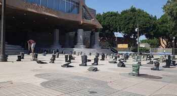 200 botas llena el acceso a la Asamblea Regional de Cartagena