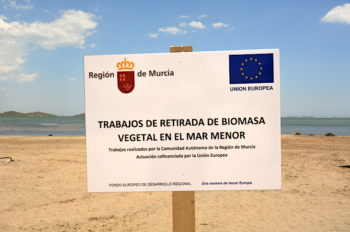 Cartel que anuncia la limpieza de playas financiada con fondos europeos