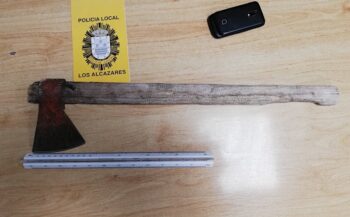 El hacha que empuñaba el detenido para agredir a su vecino